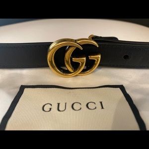 Thin black Gucci belt with smaller double G buckle size 85/35 fits a size 2-6.